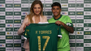 A presidente Leila Pereira, da SE Palmeiras, apresenta o mais novo atleta do clube, o jogador Facundo Torres