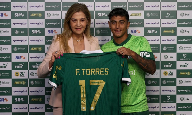 A presidente Leila Pereira, da SE Palmeiras, apresenta o mais novo atleta do clube, o jogador Facundo Torres