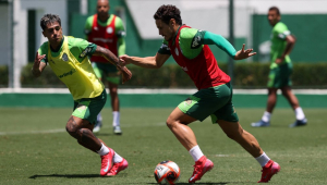 Os jogadores Facundo Torres e Raphael Veiga (D), da SE Palmeiras, durante treinamento, na Academia de Futebol