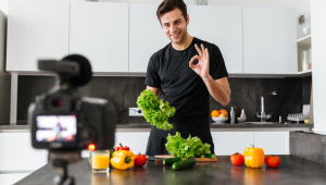 Homem faz vídeo sobre alimentação