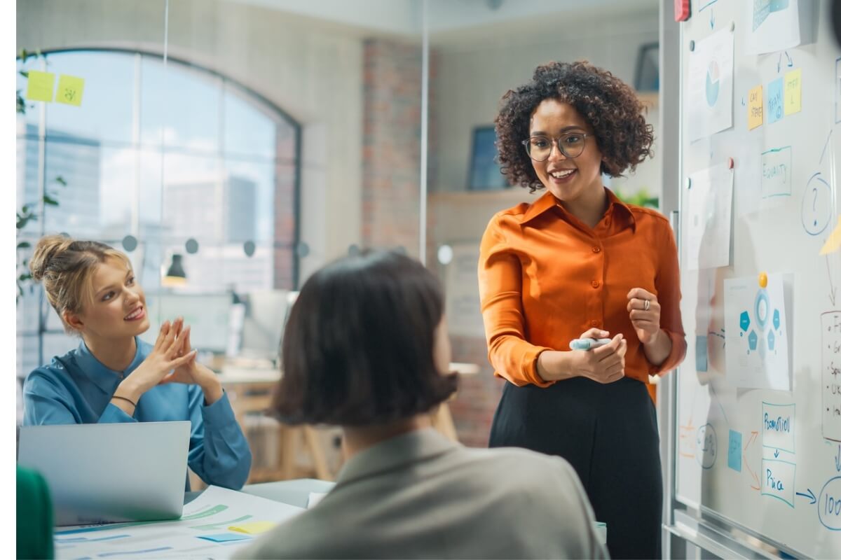 Os cursos de marketing vão além das vendas e ensinam os profissionais a fortalecerem a marca e o relacionamento com os clientes 