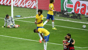 Os jogadores Júlio Cesar (e), Dante, Luis Gustavo e Davi Luiz (d) da Seleção do Brasil, ficam desolados após o sexto gol alemão durante a partida entre Brasil x Alemanha onde a equipe brasileira foi goleada por 7 a 1