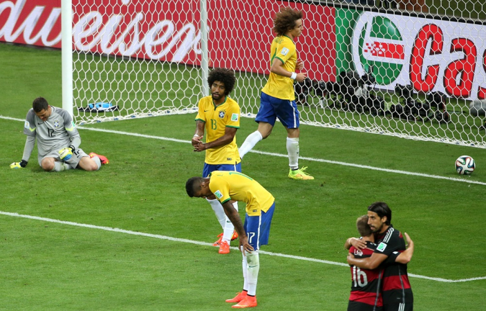 Os jogadores Júlio Cesar (e), Dante, Luis Gustavo e Davi Luiz (d) da Seleção do Brasil, ficam desolados após o sexto gol alemão durante a partida entre Brasil x Alemanha onde a equipe brasileira foi goleada por 7 a 1