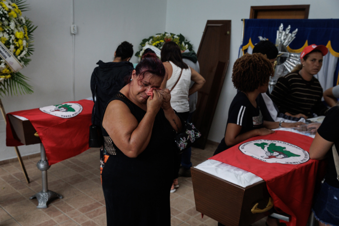 Familiares e amigos participam do velório de Gleison Barbosa de Carvalho, membro do MST (Movimento dos Trabalhadores Rurais Sem Terra)