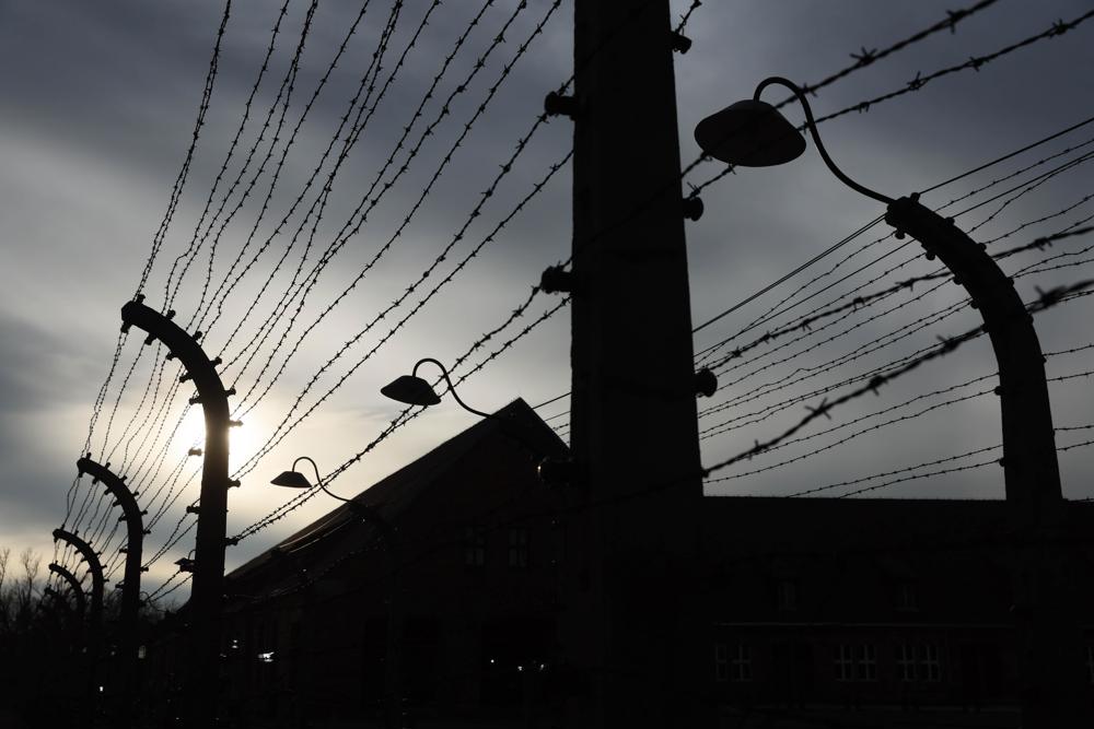 ma visão geral da área do antigo campo de Auschwitz em Oswiecim no 80º aniversário da libertação da concentração alemã nazista e do campo de extermínio de Auschwitz-Birkenau,