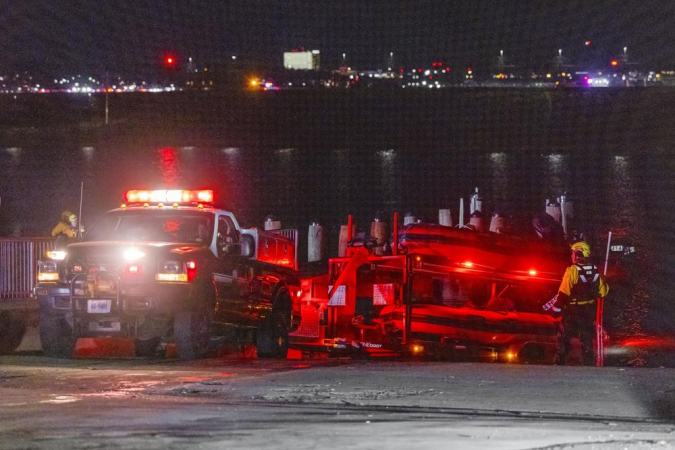 Um jato comercial da American Airlines colidiu na noite desta quarta-feira (29) com um helicóptero militar sobre o rio Potomac