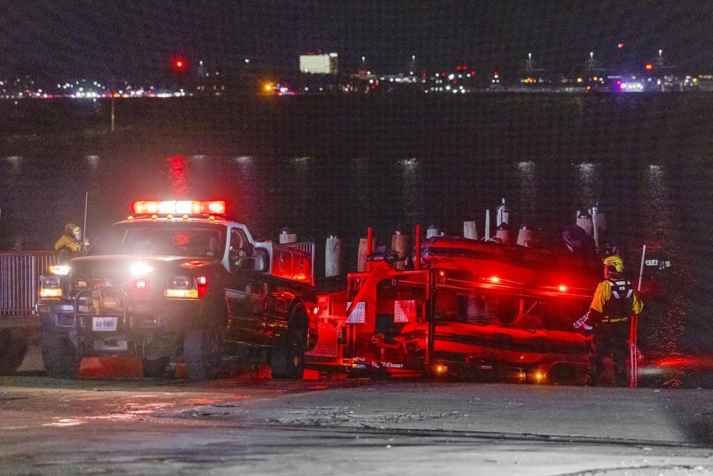 Um jato comercial da American Airlines colidiu na noite desta quarta-feira (29) com um helicóptero militar sobre o rio Potomac