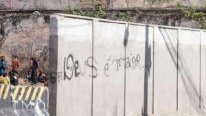 Vista do muro que a Prefeitura de São Paulo construiu na Cracolândia, no centro da cidade, para delimitar uma área e confinar os usuários de drogas