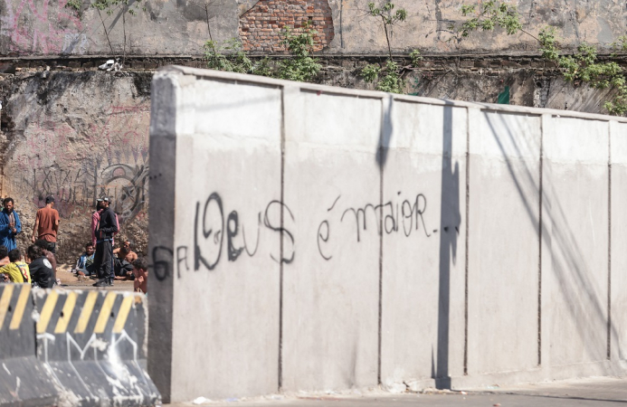 Vista do muro que a Prefeitura de São Paulo construiu na Cracolândia, no centro da cidade, para delimitar uma área e confinar os usuários de drogas