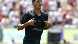 O lateral-esquerdo Denner comemora o gol que abriu o placar na final da Copinha, contra o São Paulo, no Paulo Machado de Carvalho