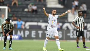 Hugo Borges jogador do Maricá comemora seu gol durante partida contra o Botafogo no estádio Engenhão