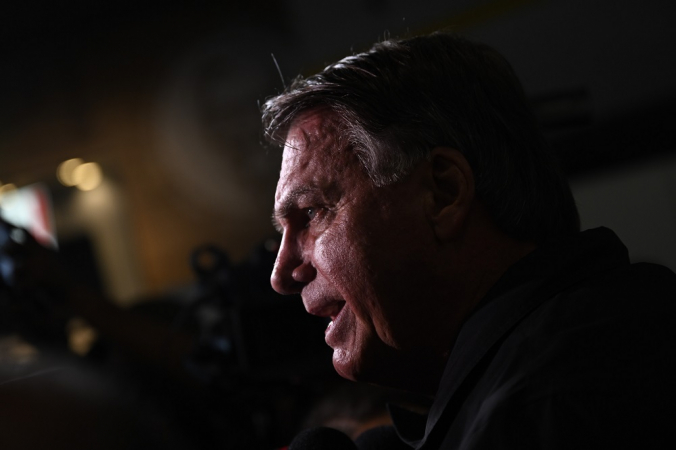 L'ex presidente del Brasile Jair Bolsonaro guarda sua moglie Michelle Bolsonaro partire per l'insediamento del presidente degli Stati Uniti Donald Trump