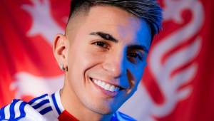 O meia-atacante argentino Thiago Almada com a camisa do Lyon