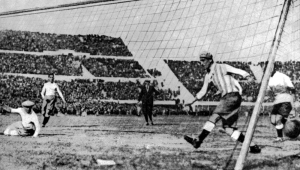 Gol do Uruguai durante partida com a Argentina na final da Copa do Mundo de futebol de 1930, no estádio Centenário, em Montevidéu