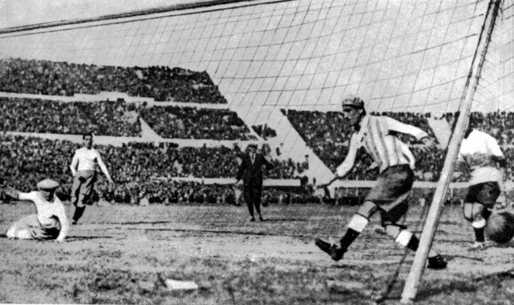 Il gol dell'Uruguay durante una partita contro l'Argentina nella finale dei Mondiali del 1930, allo stadio Centenário di Montevideo