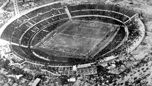 Imagem aérea do estádio Centenário durante partida entre Uruguai e Argentina na final da Copa do Mundo de futebol de 1930, em Montevidéu