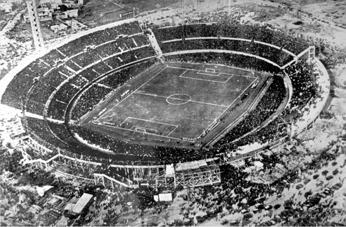 Imagem aérea do estádio Centenário durante partida entre Uruguai e Argentina na final da Copa do Mundo de futebol de 1930, em Montevidéu