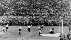 Itália, Milão, 10/06/1934, O italiano Guaita chuta para marcar gol durante partida da semifinal da Copa do Mundo de 1934, entre Itália e Áustria, disputada em Milão, Itália. A equipe da casa venceu por 1 a 0. A Copa de 34 foi a primeira na qual os países tiveram que se classificar na disputa das Eliminatórias para poder participar.