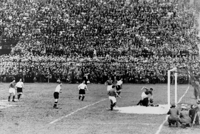 Itália, Milão, 10/06/1934, O italiano Guaita chuta para marcar gol durante partida da semifinal da Copa do Mundo de 1934, entre Itália e Áustria, disputada em Milão, Itália. A equipe da casa venceu por 1 a 0. A Copa de 34 foi a primeira na qual os países tiveram que se classificar na disputa das Eliminatórias para poder participar.