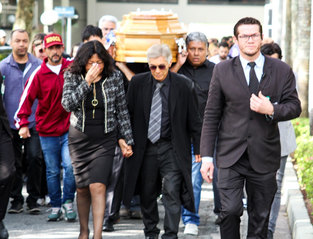 Familiares e amigos acompanham o corpo do estudante de medicina Marco Aurélio Cardenas Acosta, morto com um tiro disparado pela Polícia Militar, durante seu funeral no Cemitério Gethsêmani Morumbi