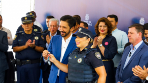 O Prefeito de São Paulo, Ricardo Nunes (MDB), entregou cinquenta viaturas elétricas para a Guarda Civil Metropolitana, na Praça da Sé, centro da capital paulista