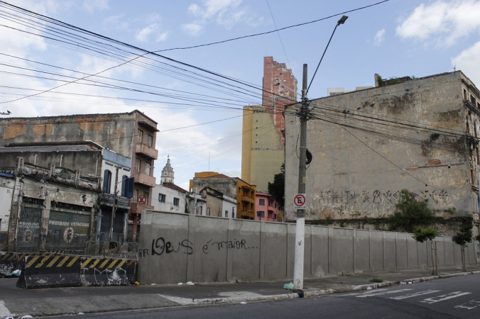 muro que a Prefeitura de São Paulo construiu na Cracolândia, no centro da cidade, para delimitar uma área e confinar os usuários de drogas