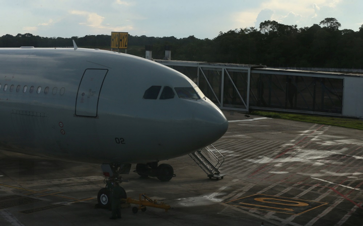 Brasileiros deportados dos Estados Unidos saem de Manaus rumo a Belo Horizonte