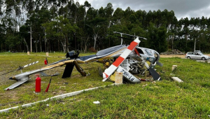 avião cai