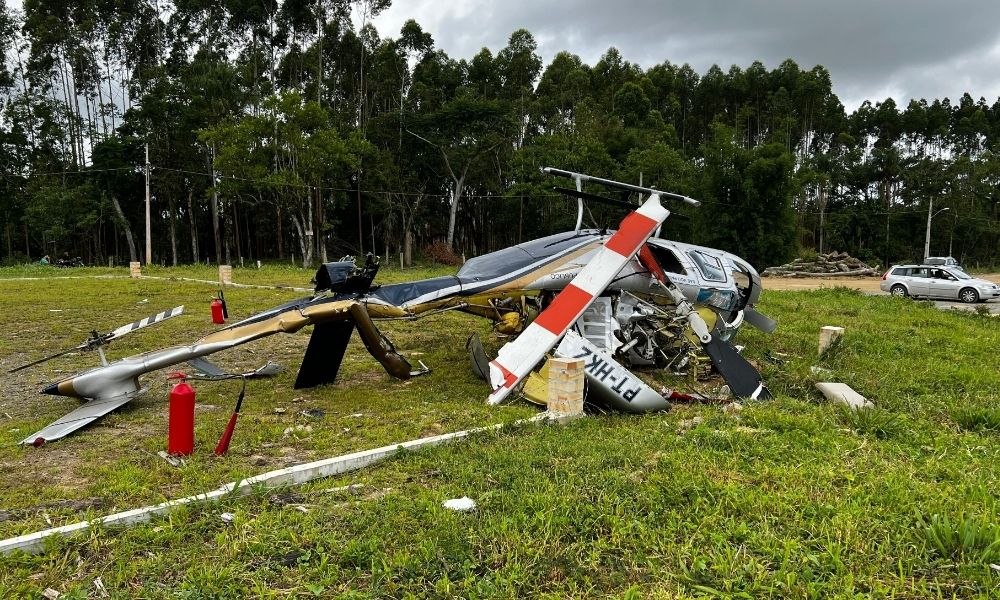 avião cai