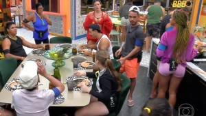 Participantes comem na cozinha do "BBB25"