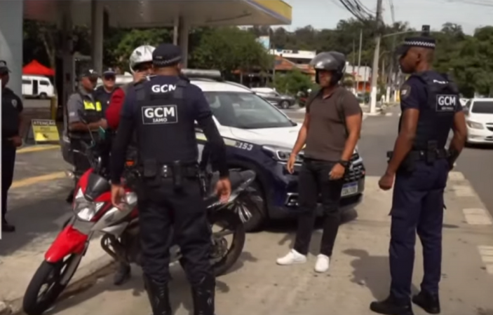 Gli agenti di GCM e SPTrans si avvicinano alle motociclette con due persone che ispezionano il servizio 99