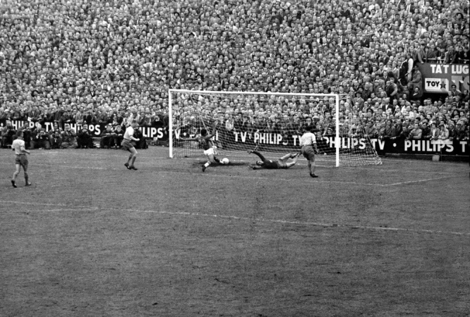 Vavá marca o primeiro gol do Brasil na final da Copa do Mundo de 58