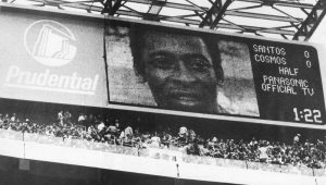 Placar eletrônico do Giants Stadium, em New Jersey (EUA), anunciando o jogo despedida de Pelé pelo Cosmos na partida contra o Santos