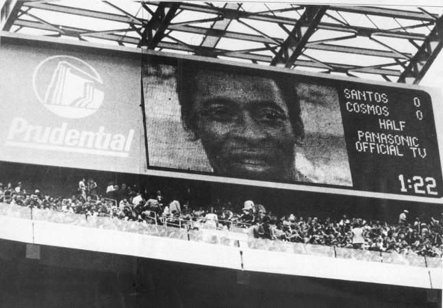 Placar eletrônico do Giants Stadium, em New Jersey (EUA), anunciando o jogo despedida de Pelé pelo Cosmos na partida contra o Santos