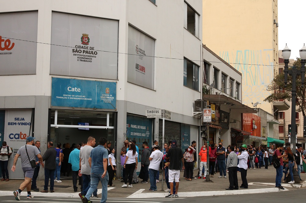 Fila no mutirão de emprego realizado pela Prefeitura de São Paulo no Cate Central da Avenida Rio Branco