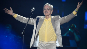 O cantor Caetano Veloso se apresenta com a irmã Maria Bethânia na festa da virada do ano na praia de Copacabana, na zona sul do Rio de Janeiro