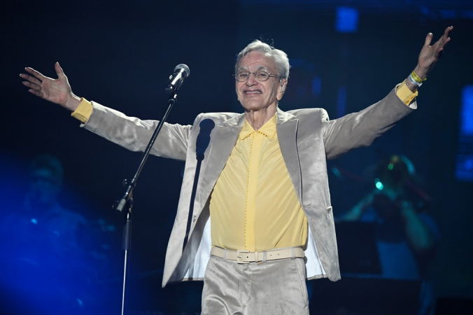 O cantor Caetano Veloso se apresenta com a irmã Maria Bethânia na festa da virada do ano na praia de Copacabana, na zona sul do Rio de Janeiro