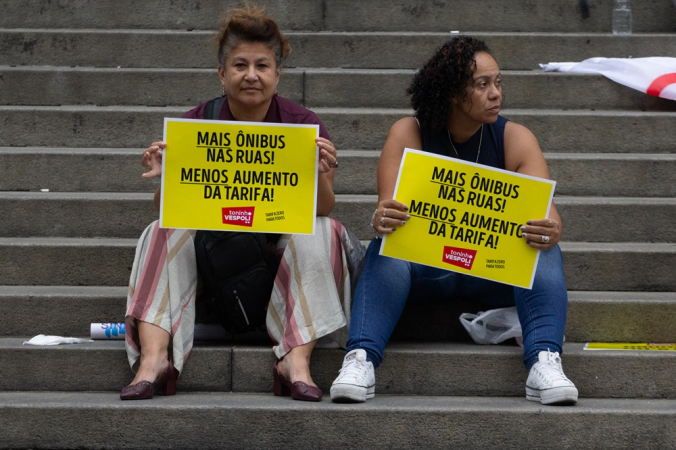 Manifestantes ligados a movimentos estudantis se reúnem para mais um protesto contra o aumento da tarifa do transporte público na cidade de São Paulo,