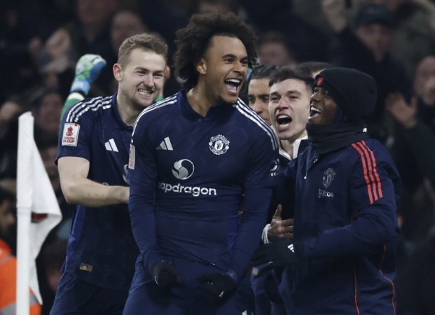 Joshua Zirkzee del Manchester United festeggia con i suoi compagni di squadra dopo aver segnato il rigore decisivo nella sparatoria