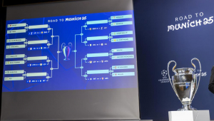 Os confrontos são exibidos em uma tela após o sorteio do play-off da fase eliminatória da Liga dos Campeões da UEFA, realizado na sede da UEFA em Nyon, Suíça