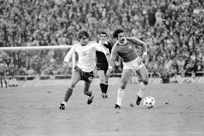 Rivellino (d), da Seleção do Brasil, disputa lance com Kasperczak, da Seleção da Polônia, no jogo válido pela segunda fase da Copa do Mundo