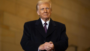 O presidente Donald Trump é visto antes de discursar para convidados e apoiadores em uma sala lotada no Emancipation Hall do Capitólio dos EUA para sua cerimônia de posse em Washington, D.C., na segunda-feira,