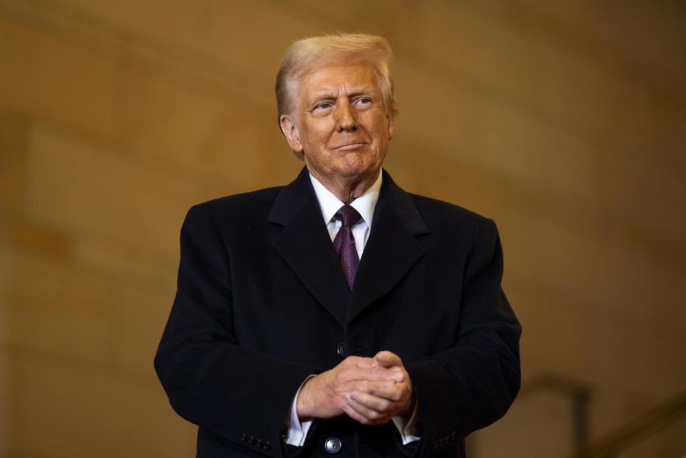 O presidente Donald Trump é visto antes de discursar para convidados e apoiadores em uma sala lotada no Emancipation Hall do Capitólio dos EUA para sua cerimônia de posse em Washington, D.C., na segunda-feira,