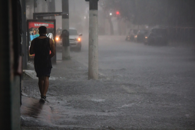 Un tratto di Rua Tobias Barreto a Mooca, a est della capitale San Paolo, presenta ristagni d'acqua a causa della forte pioggia che ha colpito la città di San Paolo venerdì pomeriggio