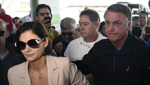 Bolsonaro e Michelle no aeroporto de Brasília