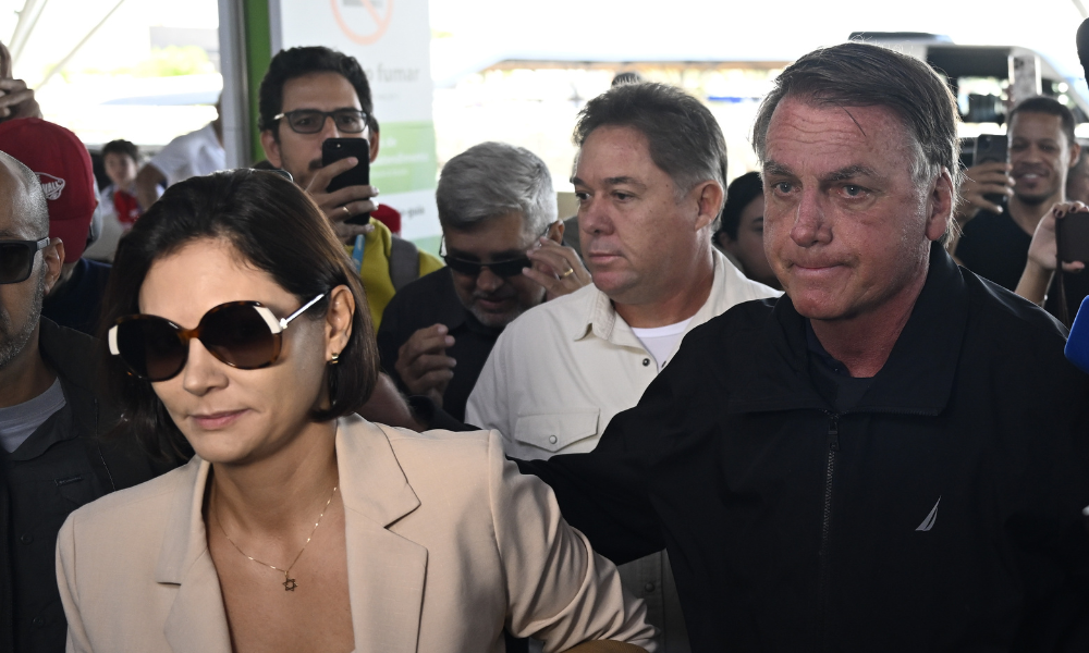 Bolsonaro e Michelle no aeroporto de Brasília