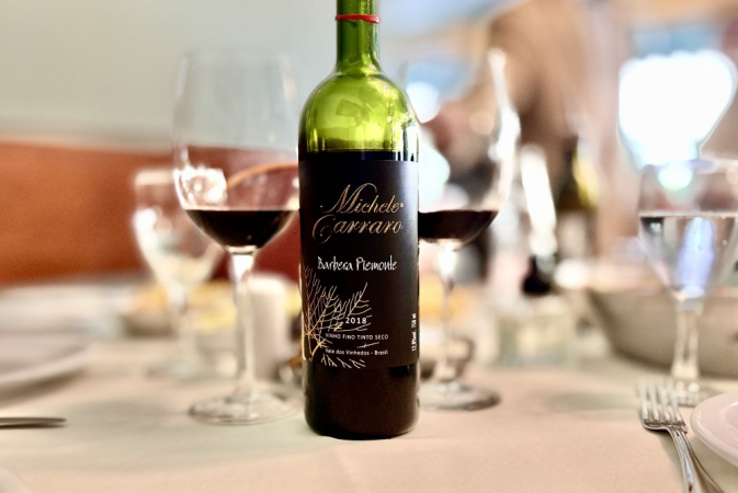 Garrafa de vinho na mesa de restaurante