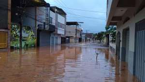 Rua de Ipatinga debaixo d'água após chuva