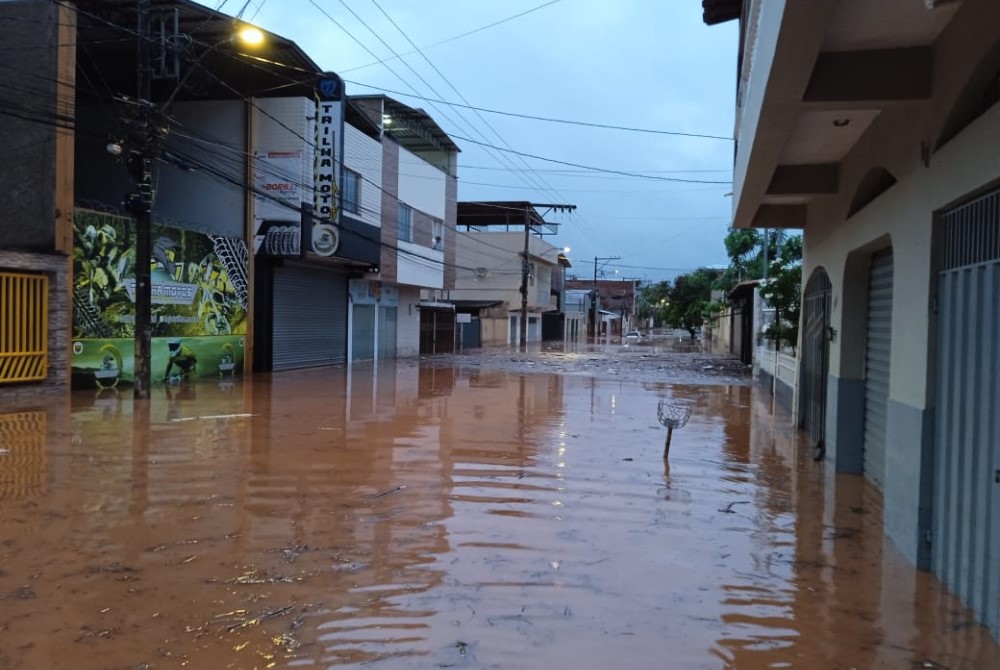 Rua de Ipatinga debaixo d'água após chuva