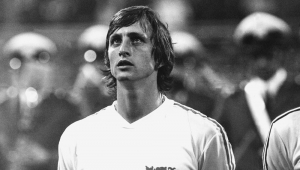 O jogador Johan Cruyff, da Seleção da Holanda, no momento da apresentação do hino nacional, no jogo contra o Brasil pela semifinal da Copa do Mundo de 74